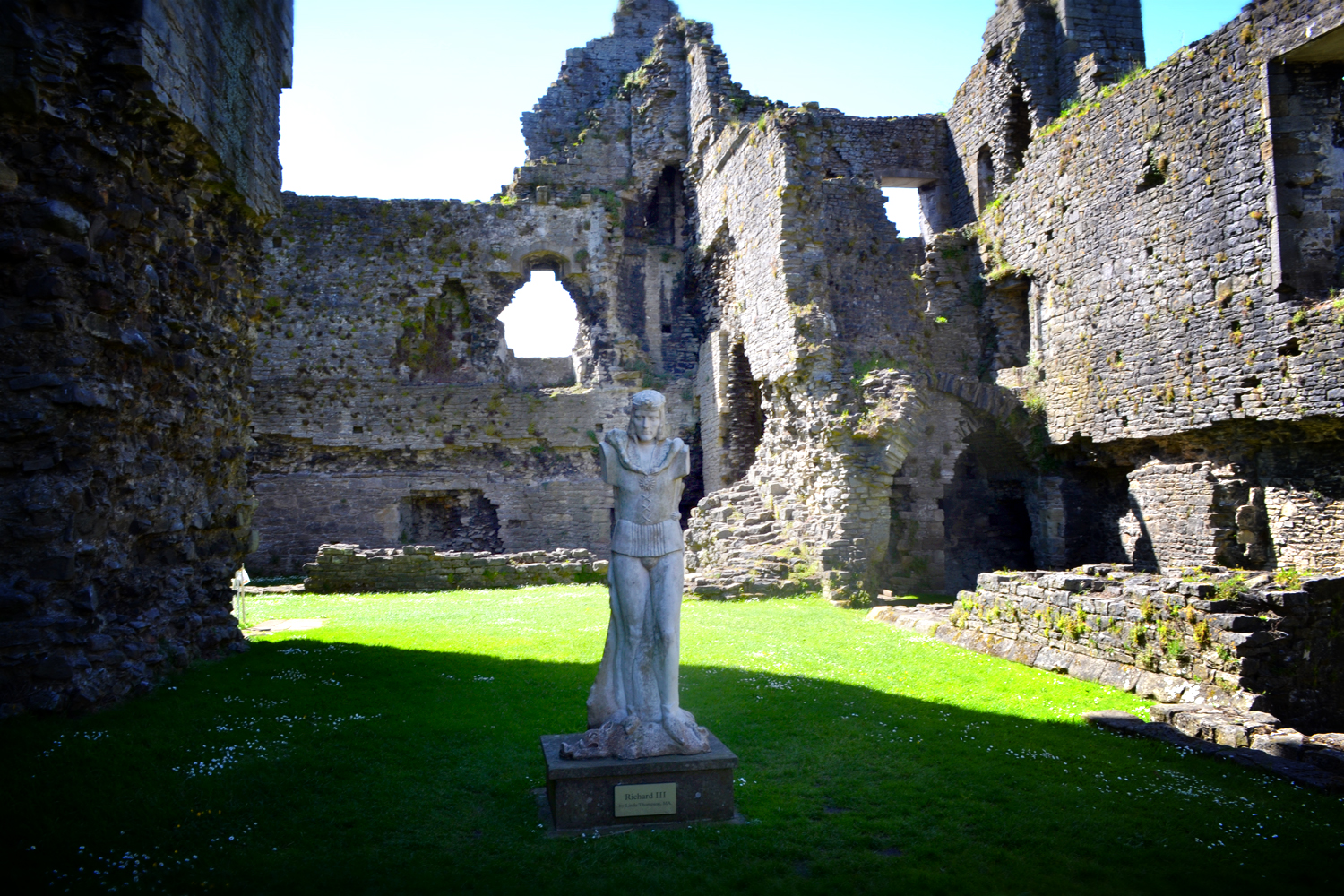 Richard III statue Middleham Castle